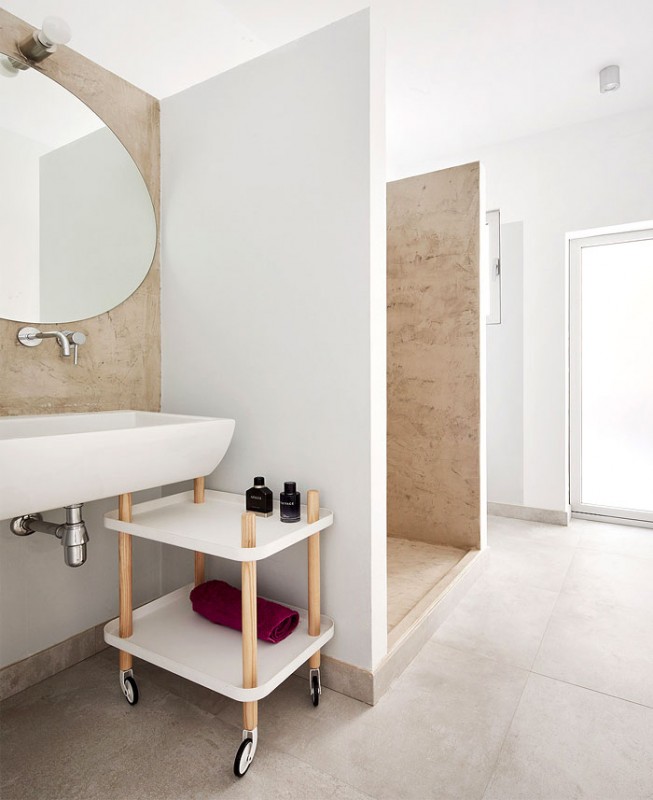 Белый и серый цвета, гранит и дерево в интерьере апартаментов в Барселоне