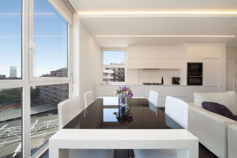 Черно-белый интерьер гостиной в квартире, расположенной в Барселоне