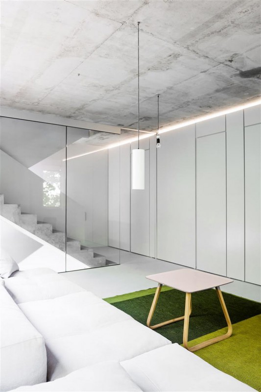 Деревянная мебель, красочные ковры и индустриальные элементы в интерьере особняка в Берлине