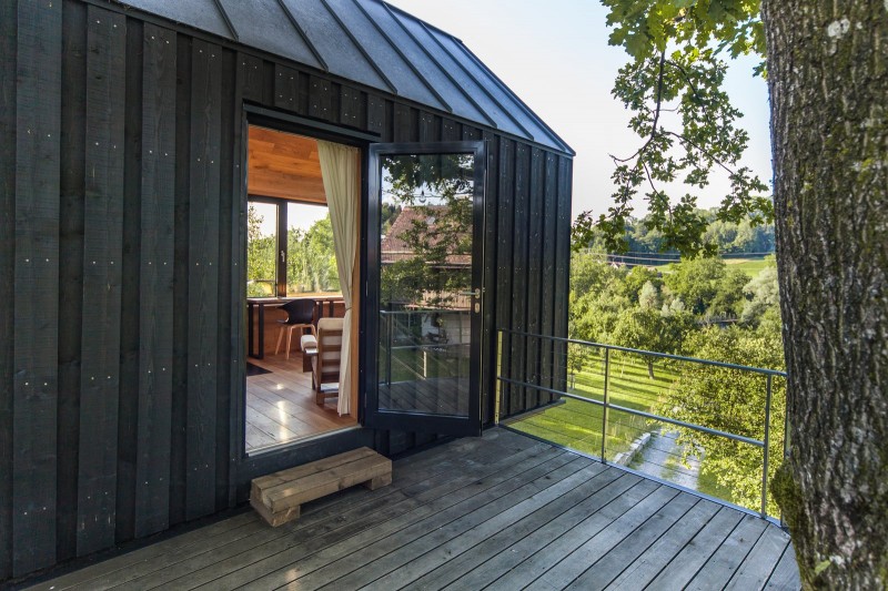 "Домик на дереве" в небольшом швейцарском городе