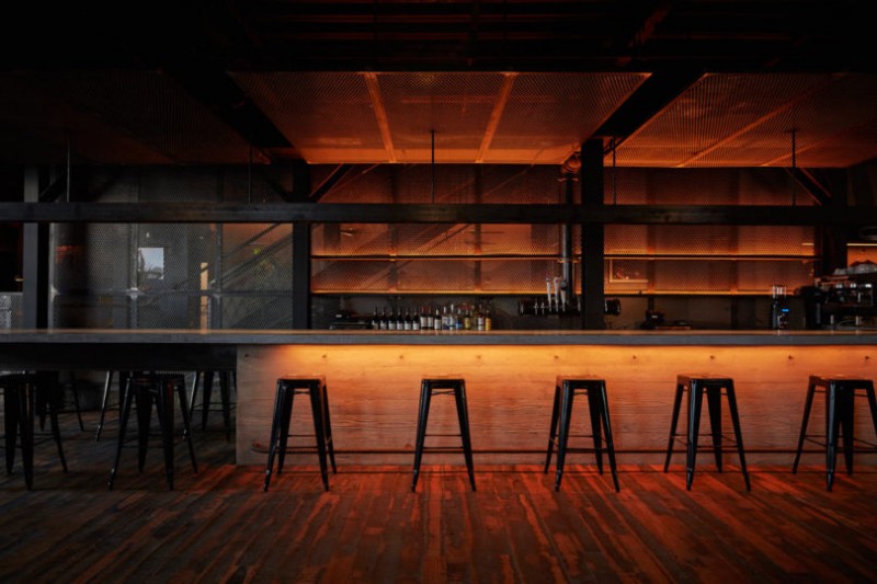 Клуб любителей классических автомобилей, расположенный на пристани 76 на реке Гудзон, Нью-Йорк