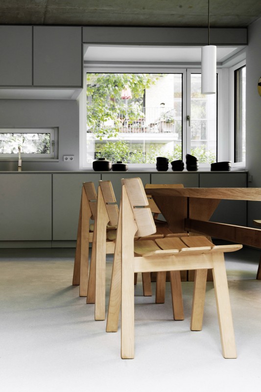 Деревянная мебель, красочные ковры и индустриальные элементы в интерьере особняка в Берлине