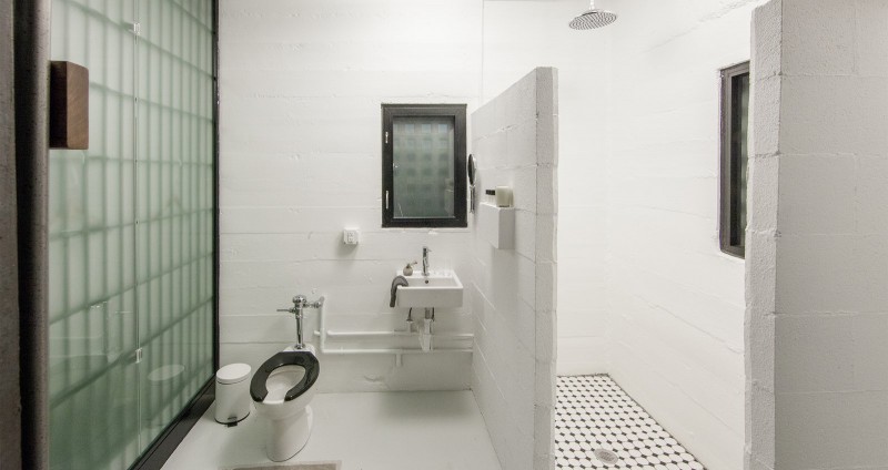 Крошечный отель, переоборудованный из двухкамерной тюрьмы Крошечный отель, переоборудованный из двухкамерной тюрьмы