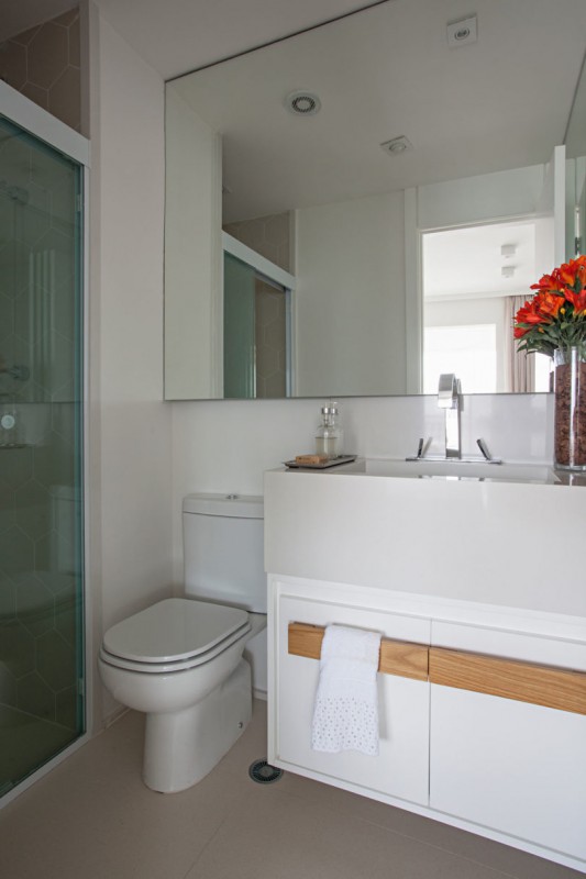 Нейтральная цветовая палитра и стеклянные стены в компактной квартире площадью 35 м2 Нейтральная цветовая палитра и стеклянные стены в компактной квартире площадью 35 м2