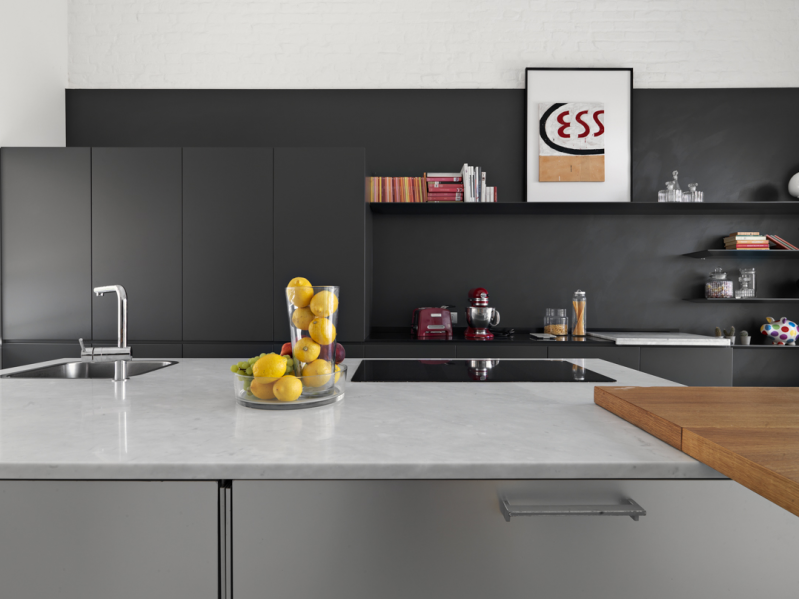 Светлая квартира с яркими элементами декора