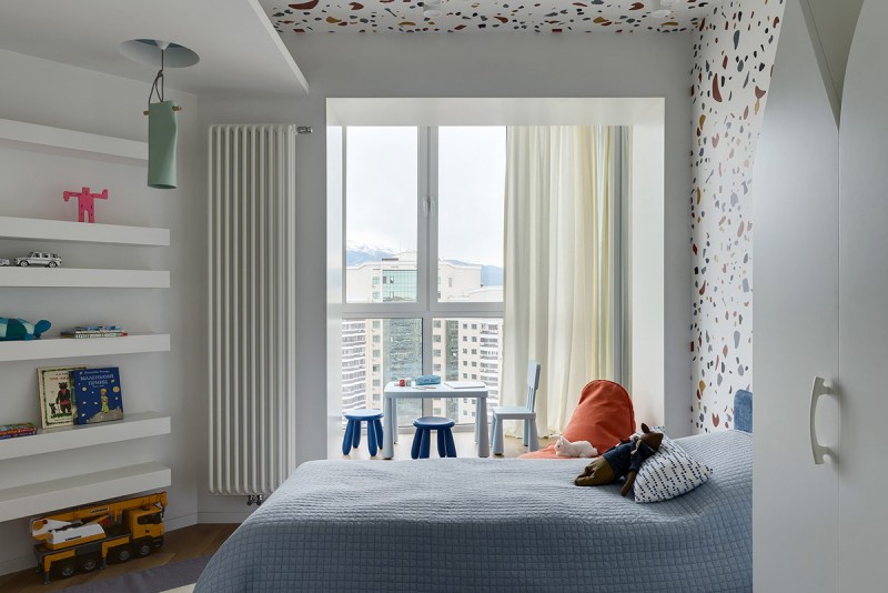 Акцент на синий и красный цвета