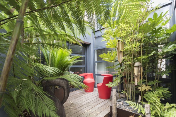 Смелое использование ярких цветов на вилле во Франции