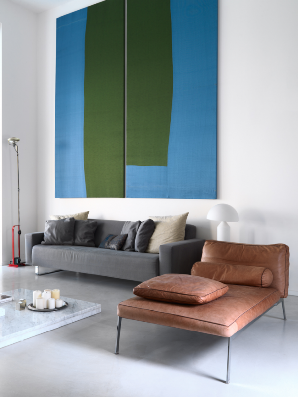 Светлая квартира с яркими элементами декора