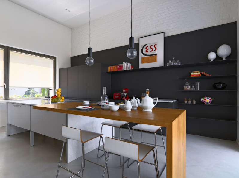 Светлая квартира с яркими элементами декора