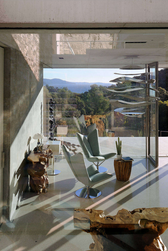 Бетон в интерьере современного дома на юге Франции