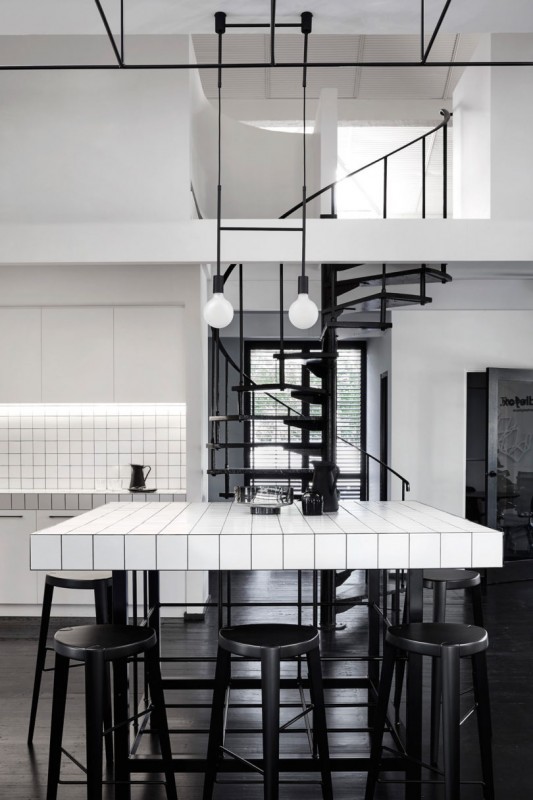 Черно-белый интерьер и живая зелень в офисе в Мельбурне Черно-белый интерьер и живая зелень в офисе в Мельбурне