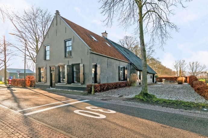 Фермерский дом в небольшой деревне в Нидерландах