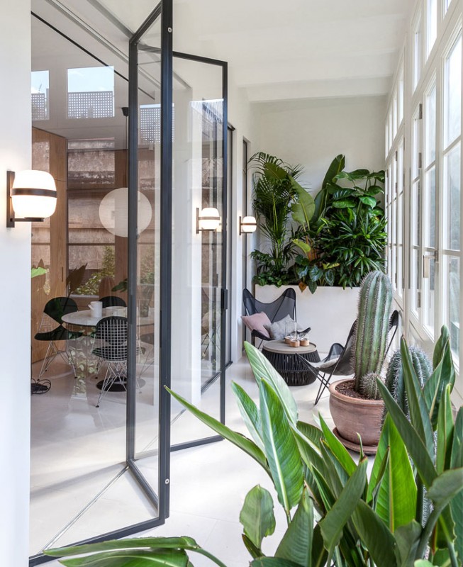 Кухня, спрятанная за элегантными стеновыми панелями в жилом проекте Barcelona Кухня, спрятанная за элегантными стеновыми панелями в жилом проекте Barcelona