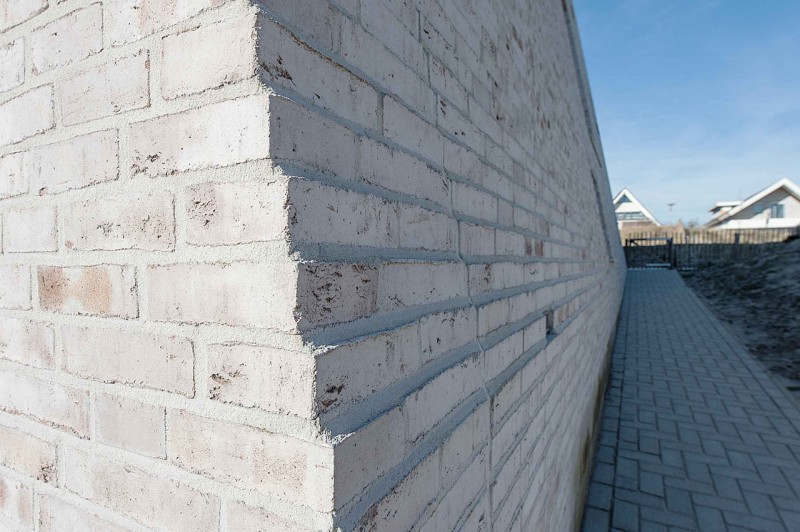 Необычный дом-"скала" в дюнах на юге Голландии