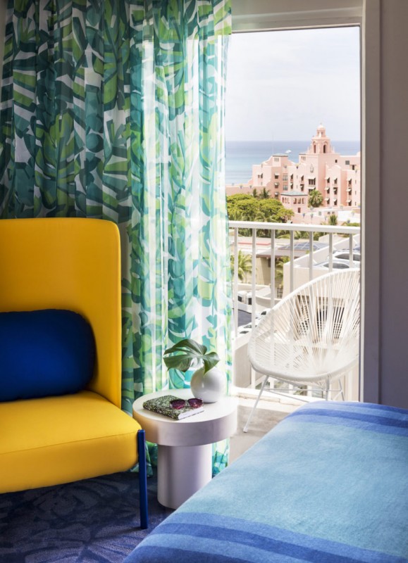 Неоновые цвета в интерьере отеля Shoreline Hotel Waikiki 4* на острове Оаху, Гавайи Неоновые цвета в интерьере отеля Shoreline Hotel Waikiki 4* на острове Оаху, Гавайи