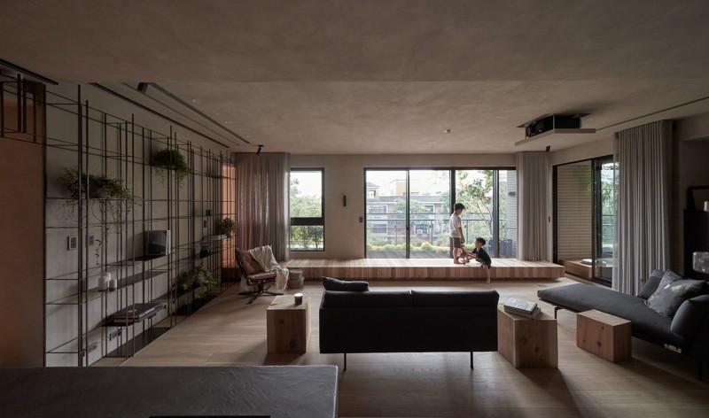 Сочетание дерева и металла в дизайне просторного семейного дома