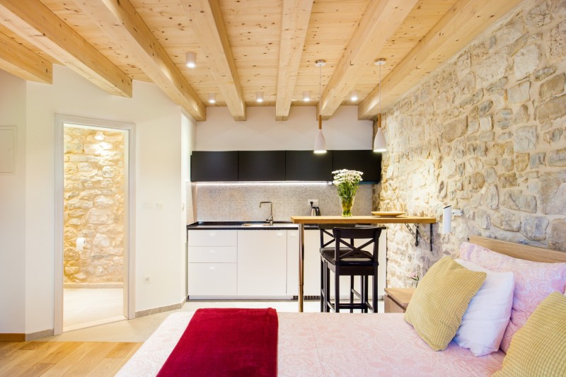 Уютная студия с оригинальными каменными стенами