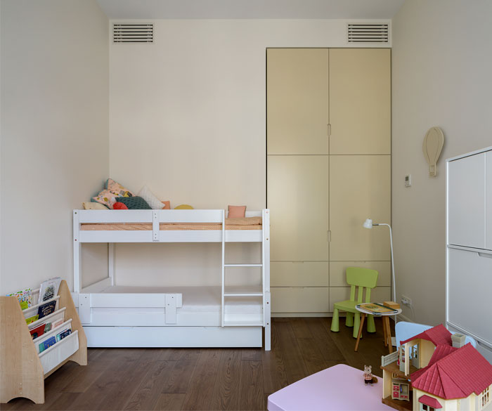 Комфортный, без лишних деталей интерьер светлых апартаментов