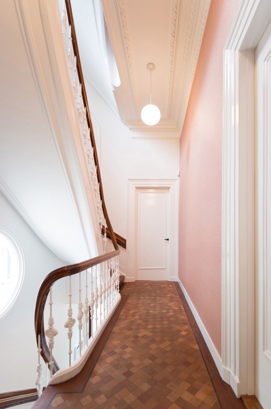 Лёгкий красочный дизайн офиса компании FinTech Bridgevest в Роттердаме