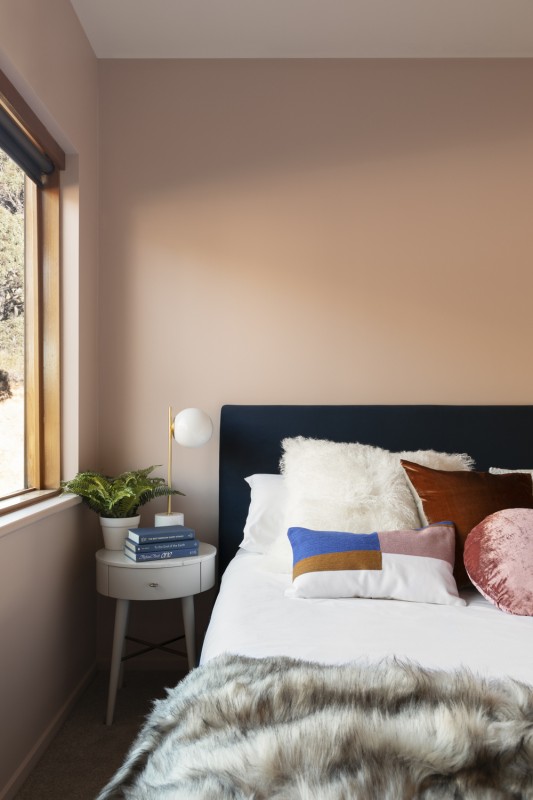 Насыщенные кобальтовые оттенки в сочетании с круглыми формами и металлическими акцентами Насыщенные кобальтовые оттенки в сочетании с круглыми формами и металлическими акцентами