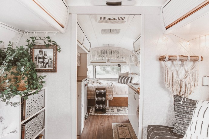 Трейлер Airstream, принадлежащий музыканту Райану Санчесу и дизайнеру Шине Армстронг Трейлер Airstream, принадлежащий музыканту Райану Санчесу и дизайнеру Шине Армстронг