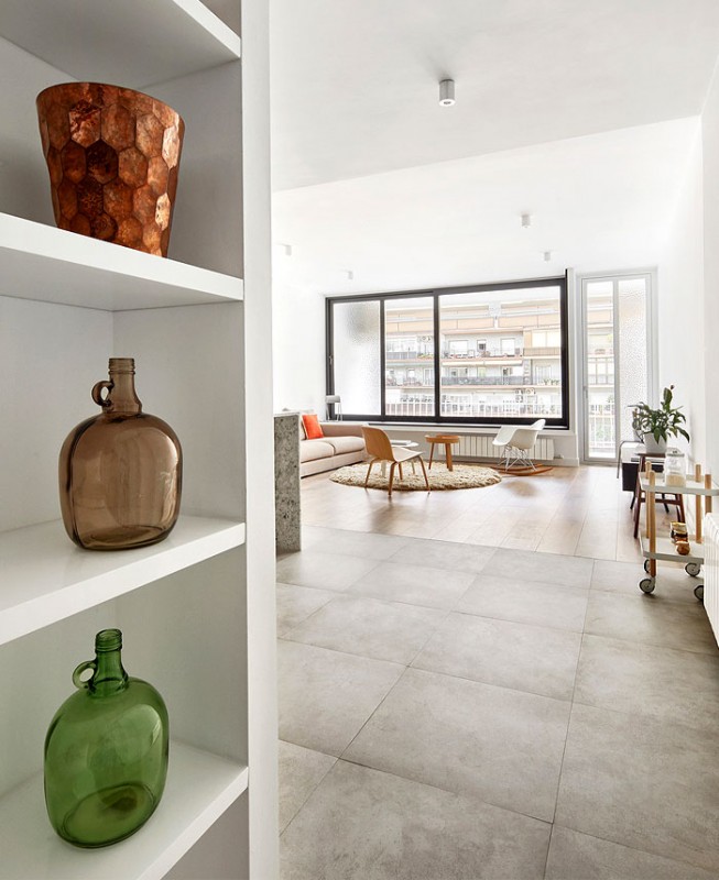 Белый и серый цвета, гранит и дерево в интерьере апартаментов в Барселоне