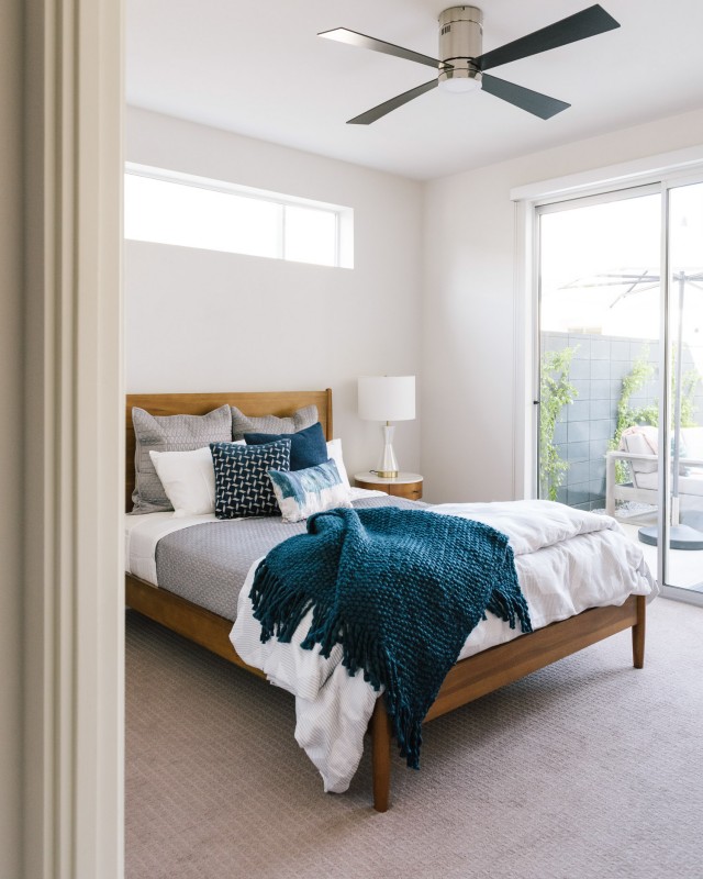 Интерьер в светлых тонах с яркими акцентами Интерьер в светлых тонах с яркими акцентами