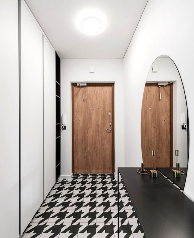 Латунный и черно-серый декор в интерьере литовской квартиры