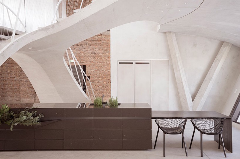 Лофт со скульптурной лестницей