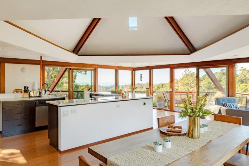 Панорамный вид на лес в уединенном "домике" на дереве Панорамный вид на лес в уединенном "домике" на дереве