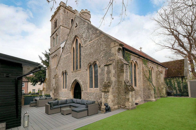 Средневековая церковь, преобразованная в частную резиденцию в Снодленде, Шотландия