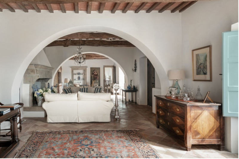 Замковая каменная вилла, расположенная на 84 гектарах леса в пасторальной Тоскане