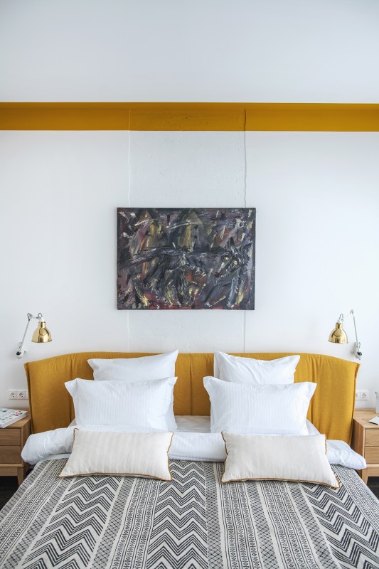 Акцент на детали золотого цвета и яркие стены Акцент на детали золотого цвета и яркие стены