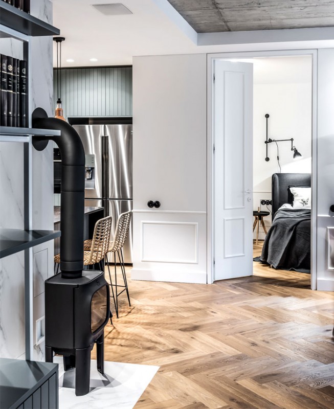 Эклектичная современная квартира, оформленная в серых тонах