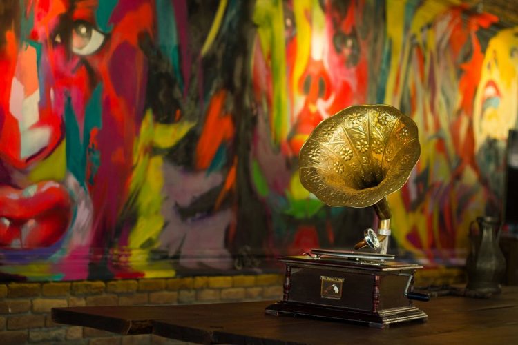 Эклектичный декор лофта, расположенного в бывшем старинном магазине