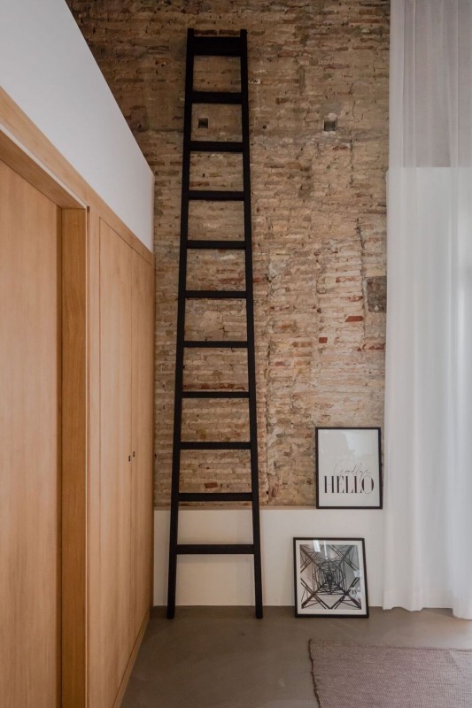 Интерьер апартаментов в реконструированном заброшенном здании начала ХХ века в Валенсии, Испания Интерьер апартаментов в реконструированном заброшенном здании начала ХХ века в Валенсии, Испания