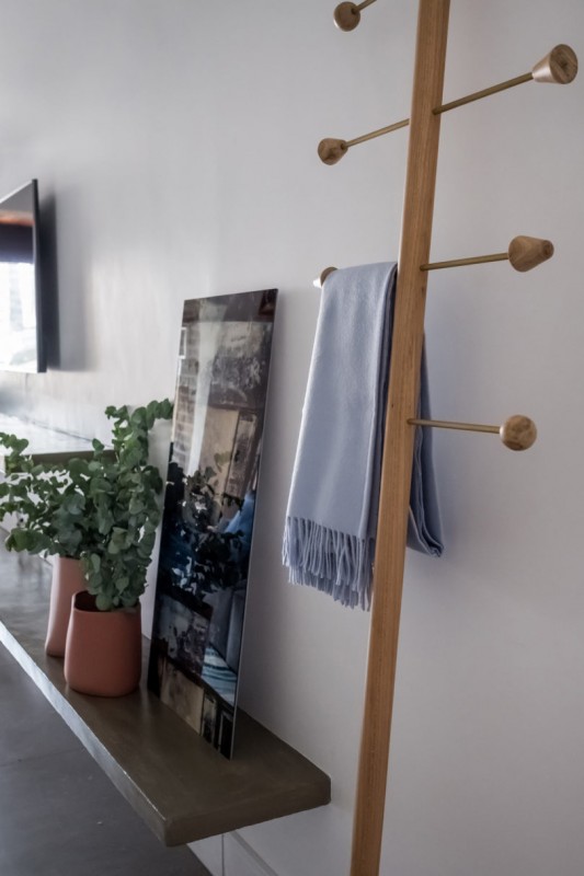 Интерьер квартиры в Сан-Паулу, сочетающий в себе элементы деревенского стиля и оттенки синего