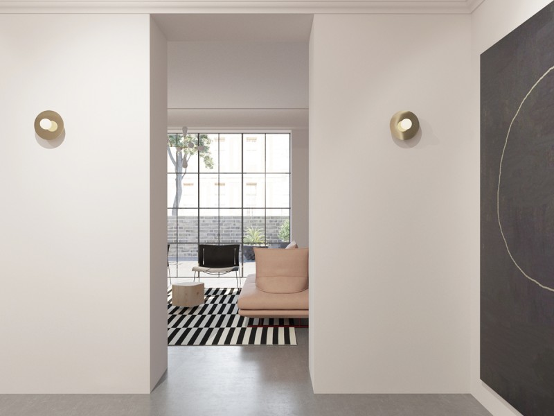 Интерьер просторной светлой квартиры с яркими акцентами