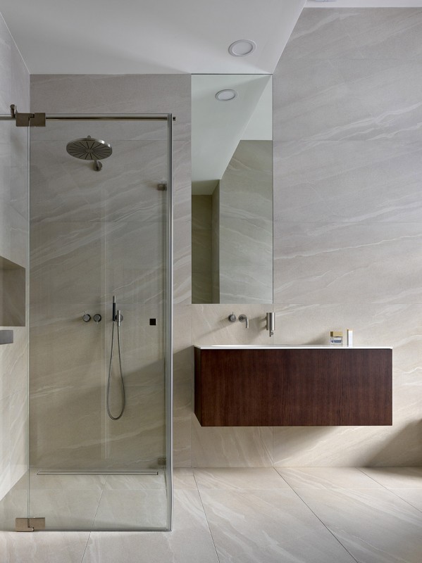 Контраст ярко белого и насыщенного коричневого в облицовке стен загородного дома Контраст ярко белого и насыщенного коричневого в облицовке стен загородного дома