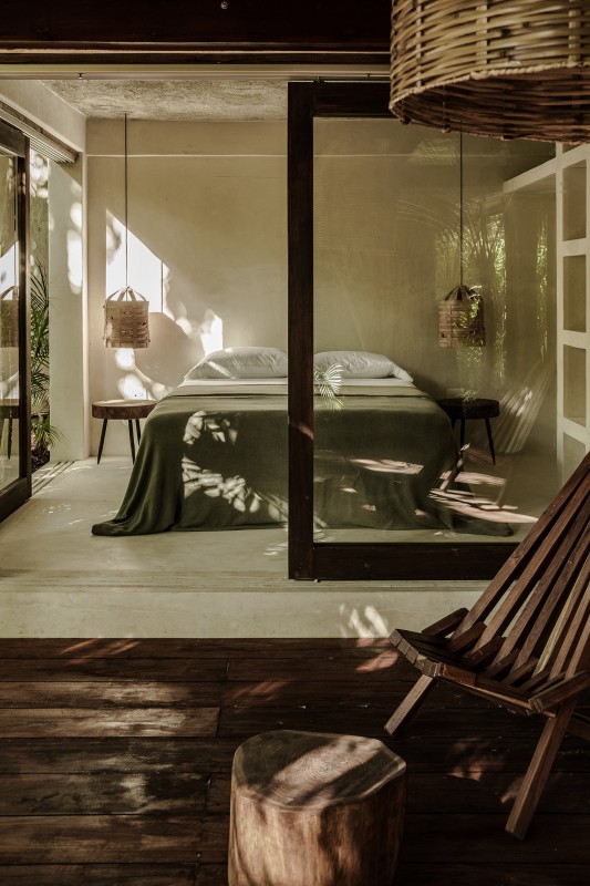 Контрастное сочетание белого цемента и дерева