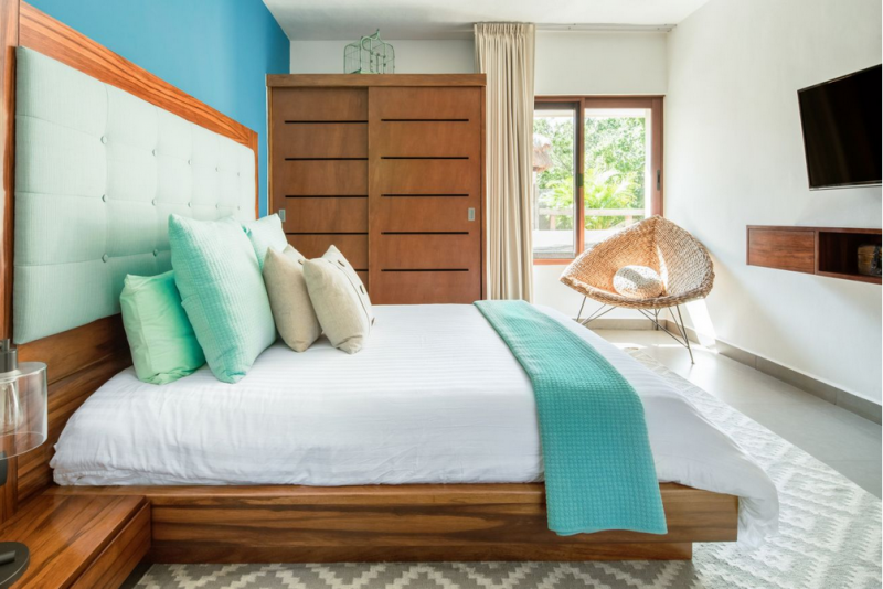 Красочный тропический модернизм в интерьере виллы в Мексике