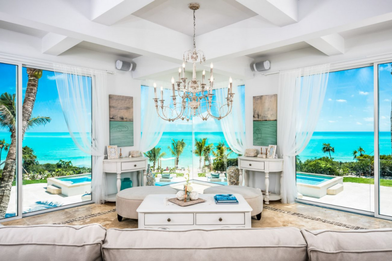 Небольшой отель Pearl West в городе Лонг-Бэй-Хиллс, острова Тёркс и Кайкос