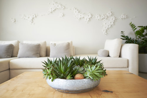 Приземистая мебель и художественные инсталляции в просторном светлом пентхаусе