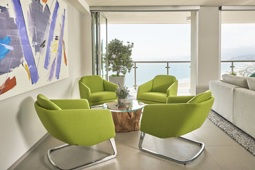 Приземистая мебель и художественные инсталляции в просторном светлом пентхаусе