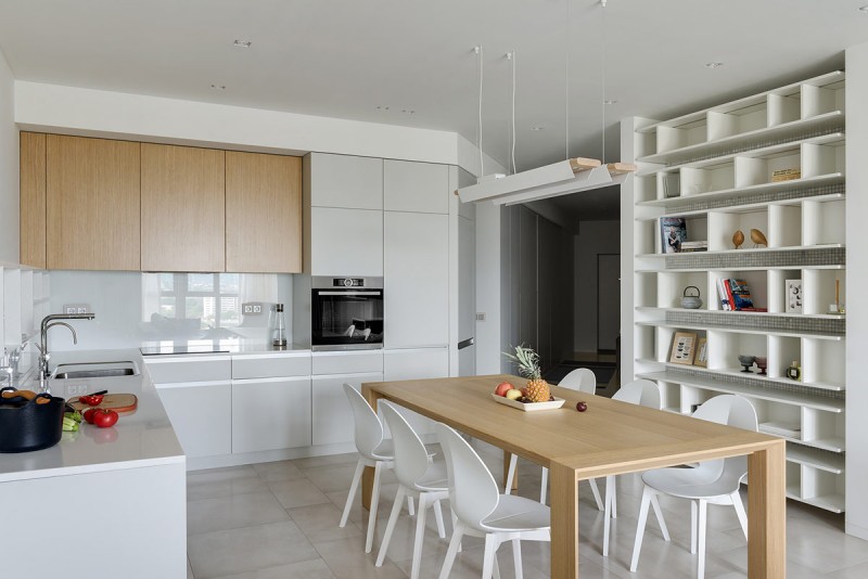 Акцент на синий и красный цвета