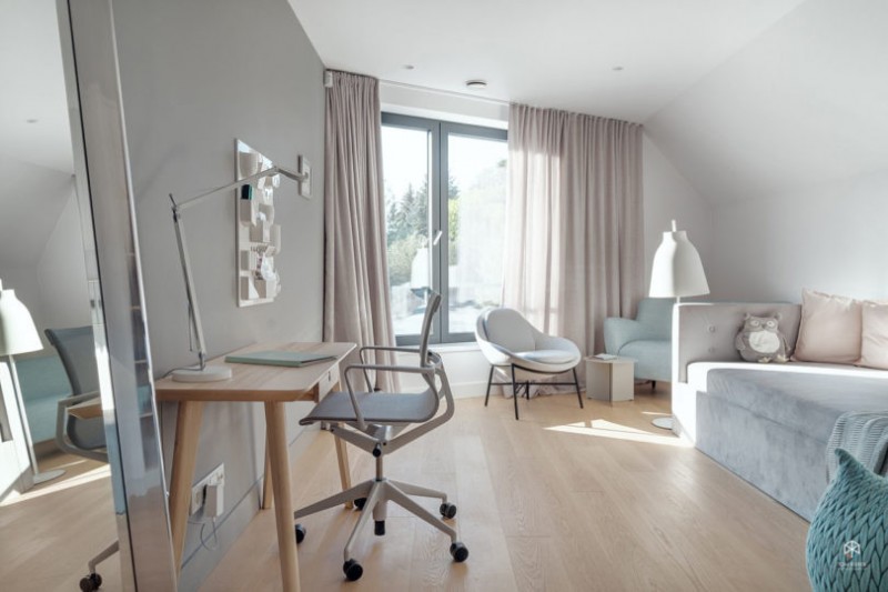 Интерьер дома у озера в деревне недалеко от Познани, Польша