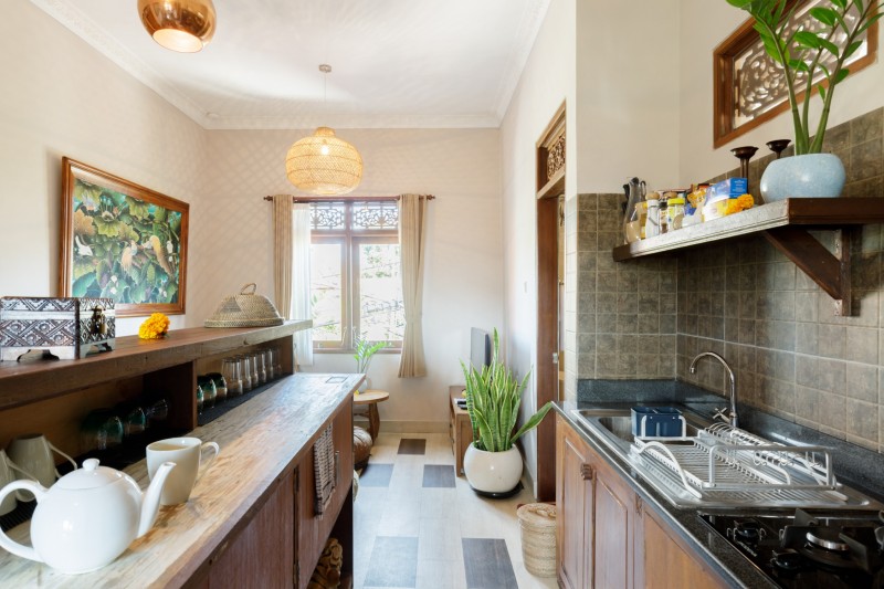 Яркий интерьер компактной квартиры в Куте, Индонезия Яркий интерьер компактной квартиры в Куте, Индонезия