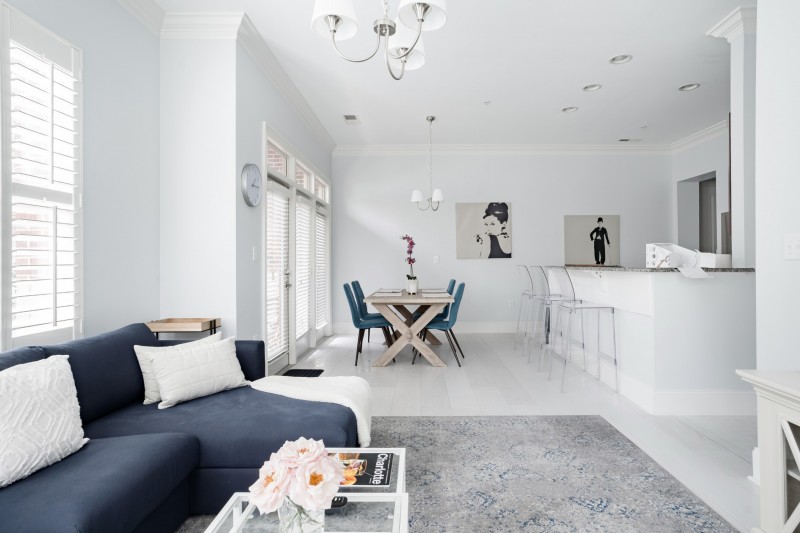 Нейтральные тона, оттенки синего и деревянные акценты в интерьере квартиры в Северной Каролине