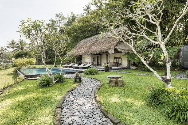 Современная вилла с соломенной крышей и видом на джунгли