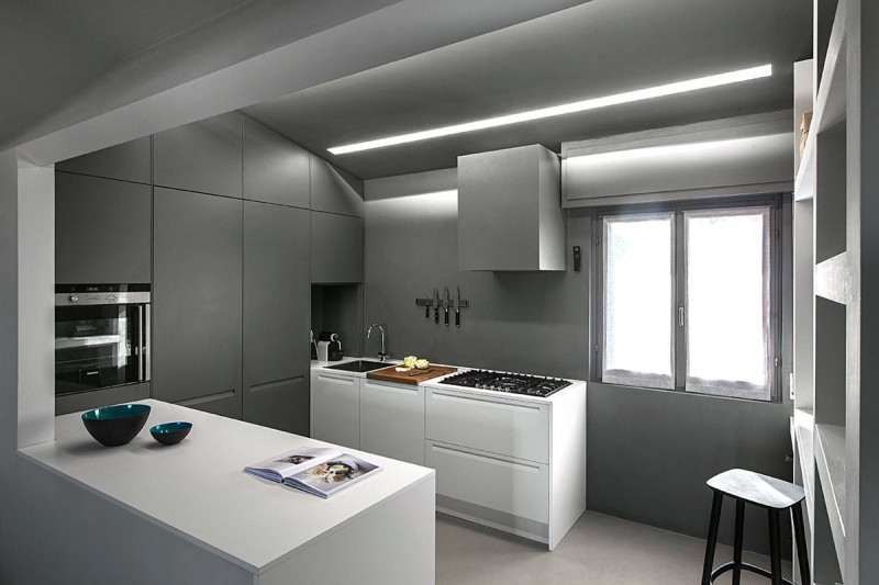 Строгий дизайн небольшой мансардной квартиры Строгий дизайн небольшой мансардной квартиры